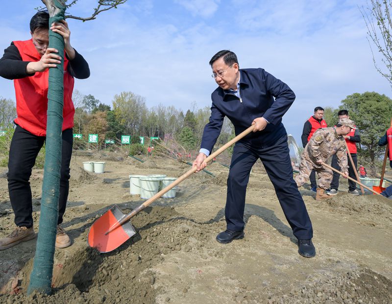 四川省和成都市党政军领导参加2024年义务植树活动 
坚持不懈植绿护绿兴绿 
持续用力推进美丽四川建设 
王晓晖黄强施小琳张践姜平等参加「相关图片」