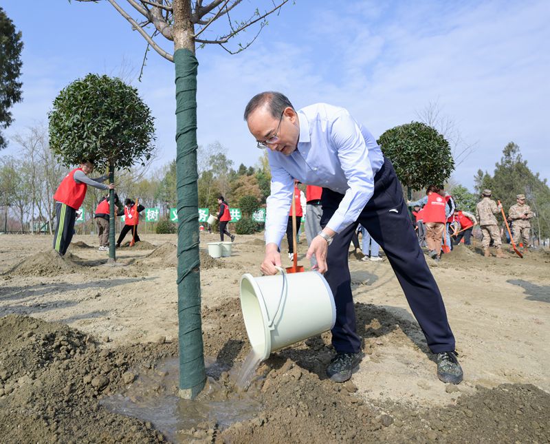 四川省和成都市党政军领导参加2024年义务植树活动 
坚持不懈植绿护绿兴绿 
持续用力推进美丽四川建设 
王晓晖黄强施小琳张践姜平等参加「相关图片」